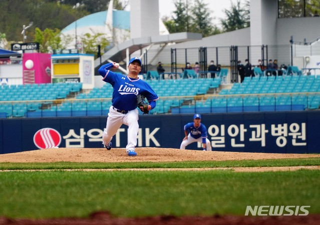 [서울=뉴시스] 삼성 라이온즈 오승환이 4월11일 대구 삼성 라이온즈파크에서 열린 자체청백전에 등판해 역투하고 있다. (사진=삼성 제공)