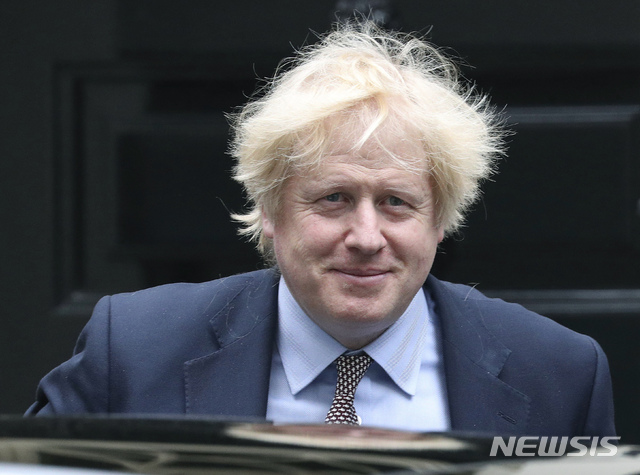 [런던=AP/뉴시스] 보리스 존슨 영국 총리가 3일(현지시간) 런던 다우닝10번가 총리 관저를 나서고 있다. 2020.6.4.