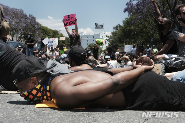 [웨스트할리우드=AP/뉴시스]2020년 6월 미 캘리포니아에서 열린 조지 플로이드 사건 항의 시위. 2020.06.04.