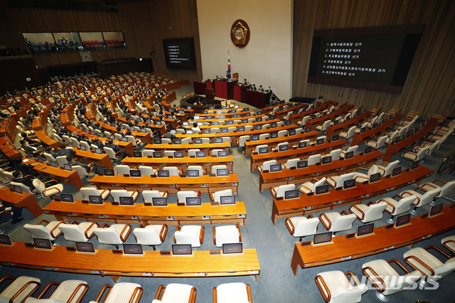 [서울=뉴시스] 최동준 기자 = 박병석 국회의장이 15일 서울 여의도 국회에서 열린 본회의에서 상임위원회 위원장 선거 결과를 발표하고 있다. 2020.06.15. photocdj@newsis.com