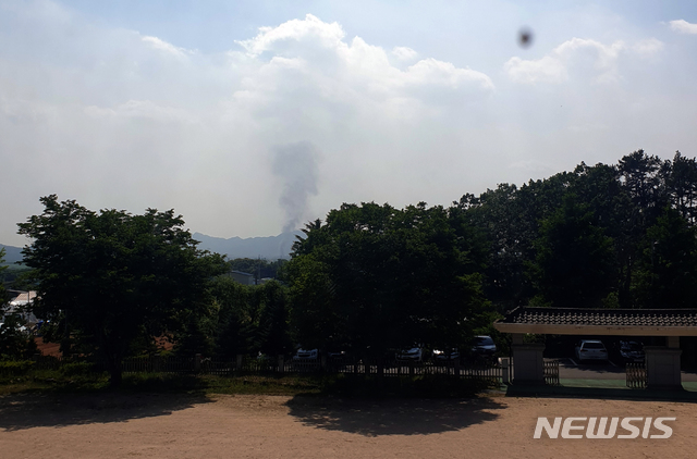 [파주=뉴시스] 이호진 기자 = 16일 오후 북한이 개성공단 남북연락사무소를 폭파한 뒤 발생한 연기가 인근 파주 대성동마을에서도 관측됐다. (사진=독자 제공) photo@newsis.com 