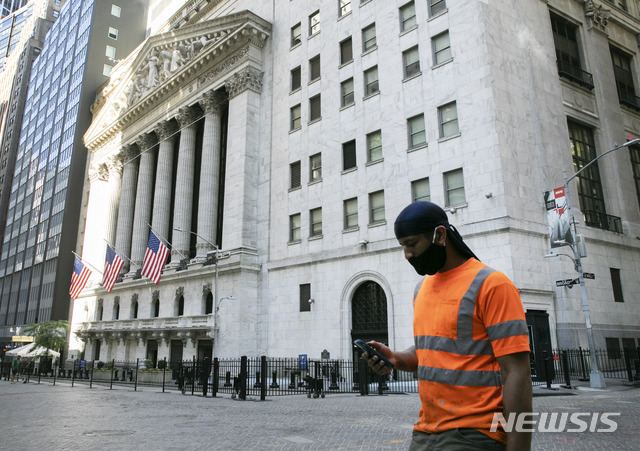 [뉴욕=AP/뉴시스] 지난 6월 16일(현지시간) 미국 뉴욕증권거래소(NYSE) 앞을 마스크를 착용한 한 남성이 지나가고 있다. 2020.06.26.