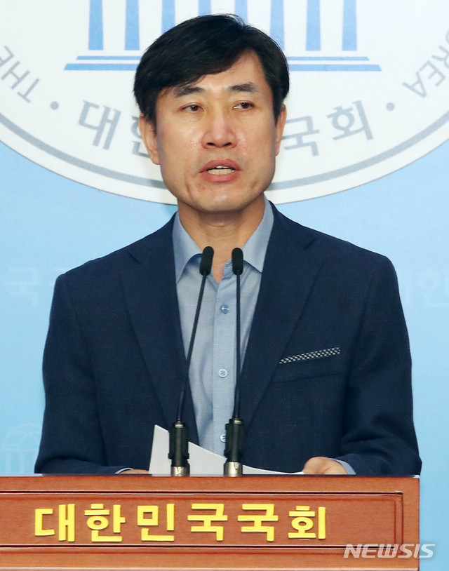 [서울=뉴시스] 장세영 기자 = 하태경 미래통합당 의원이 18일 서울 여의도 국회 소통관에서 1호 법안인 정당법 일부개정법률안(일명 금태섭법) 관련 기자회견을 하고 있다. 2020.06.18. photothink@newsis.com