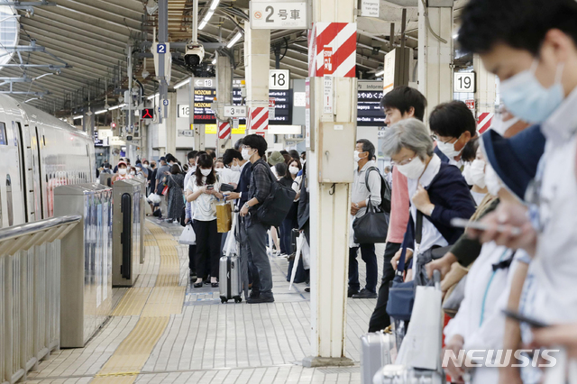 [도쿄=AP/뉴시스]지난 19일 일본 도쿄 소재 도쿄역에서 승객들이 지하철을 기다리고 있다. 2020.06.24.