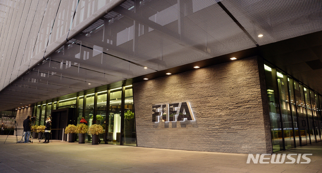 [ 추리히=AP/뉴시스] 스위스 추리히에 있는 국제축구연맹( FIFA)본부.