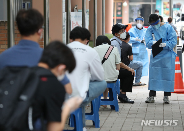 [서울=뉴시스] 박미소 기자 = 서울 관악구 왕성교회발 신종 코로나바이러스 감염증(코로나19) 집단감염 여파가 거세지는 가운데 29일 오전 서울 관악구 보건소에 마련된 선별진료소에 시민들이 진료를 받기 위해 대기하고 있다. 2020.06.29. misocamera@newsis.com