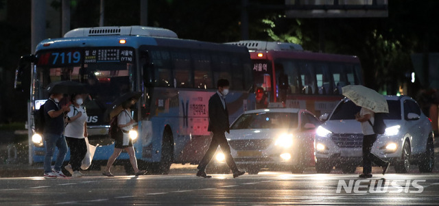 [서울=뉴시스] 고범준 기자 = 비가 내리고 있는 29일 오후 서울 종로구 세종대로 광화문 네거리에서 시민들이 우산을 쓰고 발걸음을 옮기고 있다. 기상청에 따르면 이번 비는 오늘 낮 제주도와 전남 해안지방을 시작으로 저녁에는 전국으로 확대될 전망이라 밝혔다. 2020.06.29. bjko@newsis.com