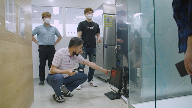 [서울=뉴시스] 삼성전자 전문가들이 코젠바이오텍 냉동고 온도 실시간 모니터링 시스템을 테스트하고 있다. 사진 삼성전자