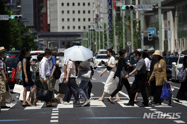 [도쿄=AP/뉴시스]지난 2일 일본 도쿄의 한 횡단보도를 시민들이 건너고 있다. 2020.07.06.