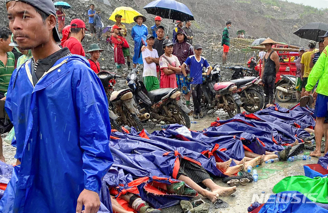 [흐파칸트(미얀마)=AP/뉴시스]2일(현지시간) 미얀마 북부 카친주 흐파칸트 지역의 옥 광산에서 폭우로 산사태가 발생해 희생자 시신 주변에 사람들이 모여 있다. 미얀마 당국은 이번 사고로 작업 중이던 광부 등 100여 명이 숨졌다고 밝혔다. 세계 최대 옥 생산지인 미얀마에서는 열악한 작업 환경과 안전 시설 미비로 광산 대형 사고가 빈번히 일어나고 있다. 2020.07.02.
