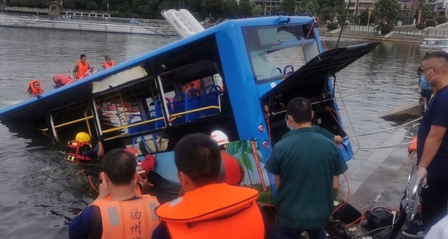 [서울=뉴시스] 7일 중국 구이저우(貴州)성 안순(安順)에서 구조 당국이 호수에서 사고 버스를 건져올리고 있다. 중국 중앙(CC)TV는 사고 버스에서 18명을 구조해 병원으로 옮겼지만, 2명이 사망했다고 전했다. <사진출처: CCTV 앱> 2020.07.07 