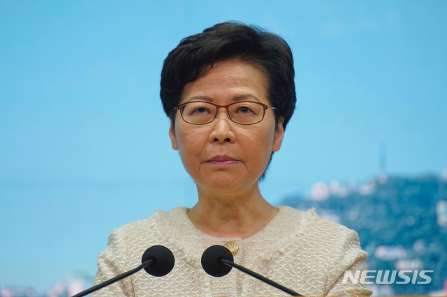 [홍콩=AP/뉴시스] 지난 7일 캐리 람 홍콩 행정장관은 기자회견에서 발언하고 있다. 람 장관은 “홍콩보안법은 엄격하지 않고 관대한 법"이라고 밝혔다. 2020.07.07