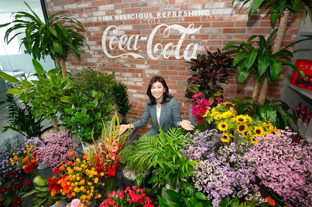 한국 코카-콜라 최수정대표, '플라워 버킷 챌린지' 동참