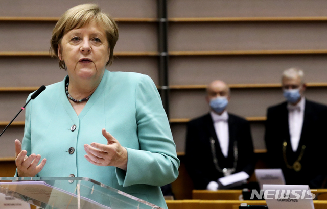 [브뤼셀=AP/뉴시스] 8일(현지시간) 앙겔라 메르켈 독일 총리가 벨기에 브뤼셀 소재 유럽연합 의회에 출석해 연설하고 있다. 그는 EU 회원국의 연대와 협력을 강화해야 한다고 촉구했다. 2020.07.09 
