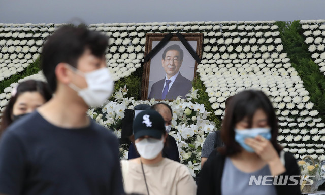 [서울=뉴시스] 박민석 기자 = 시민들이 12일 서울 중구 서울광장에 차려진 고 박원순 서울시장의 시민분향소에서 조문을 마치고 이동하고 있다. 2020.07.12. mspark@newsis.com