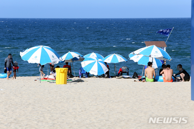 [강릉=뉴시스] 김경목 기자 = 강원 강릉시 안현동 경포해수욕장. 2020.07.17. photo31＠newsis.com