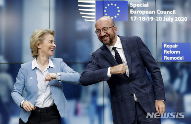 [브뤼셀=AP/뉴시스] 우르줄라 폰데이어라이엔(왼쪽) 유럽연합(EU) 집행위원장과 샤를 미셸 EU 정상회의 상임의장이 21일(현지시간) 벨기에 브뤼셀에서 협상을 마친 뒤 팔꿈치 인사를 나누고 있다. 2020.7.21.