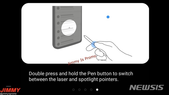 [서울=뉴시스] 유튜브 채널 지미이즈프로모는 최근 갤럭시노트20의 S펜을 포인터로 작동하는 영상을 소개했다. S펜 버튼을 누르면 단거리에서 화면 탐색 및 이동이 가능하다. 버튼을 누른 상태에서 S펜을 스마트폰 화면 위아래로 움직이면 '스크롤 모드'가 된다. 버튼을 두 번 누르면 포인터 주변만 밝은 원으로 표시되고 주변은 어두워지는 '스포트라이트 모드'로 변한다. 또 원하는 색상과 크기, 속도를 설정해 프레젠테이션에서 S펜을 유용하게 쓸 수 있다. (사진=지미이스프로모 영상 캡처)