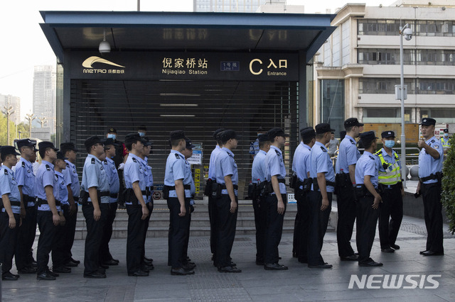 [청두=AP/뉴시스] 중국 쓰촨성 청두에 있는 미국 총영사관 앞에 27일 중국 경찰들이 배치돼있다. 총영사관은 중국 정부의 요구에 따라 이날 오전 공식 폐쇄됐다. 2020.07.27