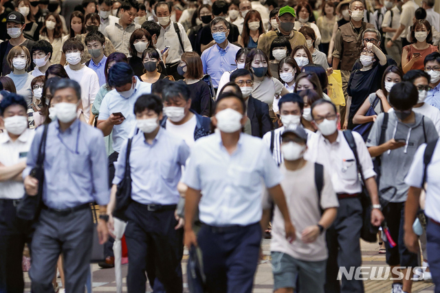 [오사카=AP/뉴시스]신종 코로나바이러스 감염증(코로나19) 예방을 위해 마스크를 쓴 사람들이 지난달 29일 일본 오사카의 도로를 걷고 있다. 2020.07.30.