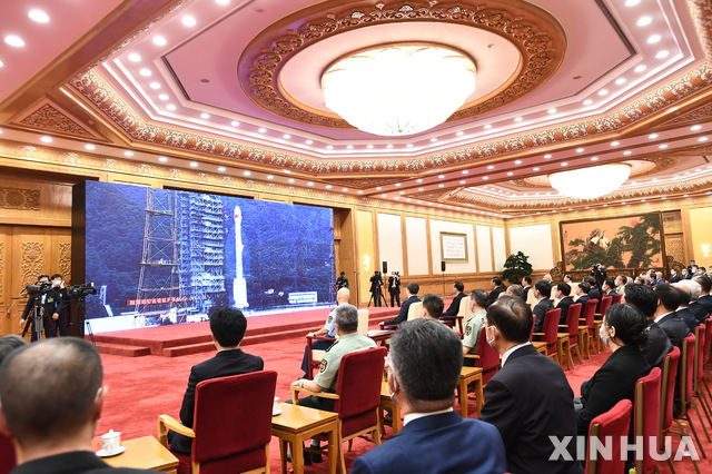 [베이징=신화/뉴시스] 31일 중국 베이징 인민대회당에서 베이더우 위성항법시스템 구축 및 개통식이 열리고 있다. 이날 행사에서 시진핑 국가주석은 베이더우 시스템 개통을 공식 선언했다. 2020.07.31