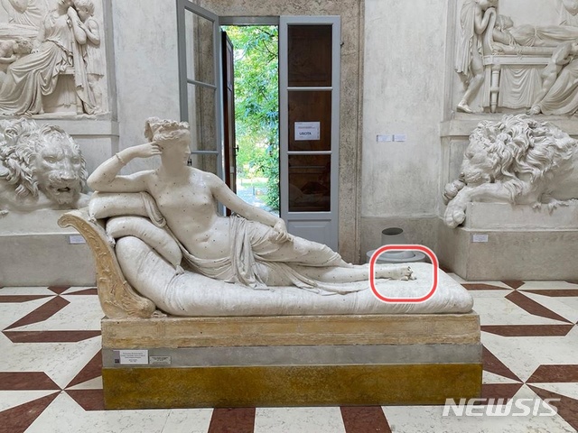 [서울=뉴시스] 이탈리아 '안토니오 카노바 박물관'에 전시된 나폴레옹의 여동생 '파올리나 보르게세'를 형상화한 조각상의 발가락이 파손됐다. 박물관과 현지 경찰은 범인을 오스트리아 출신 관광객의 소행으로 확인하고 조사에 나섰다. (사진=안토니오 카노바 박물관 페이스북 캡처) 2020.8.3.