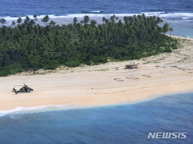 [피케럿=AP/뉴시스] 호주 서태평양에 있는 연방국 미크로네시아의 피케럿섬 해변에 SOS가 적힌 모습. 미국과 호주 군인이 해변 위에 쓴 헬기 크기의 'SOS'를 보고 태평양에서 실종 됐던 선원 3명을 지난 2일 구조했다. 2020.8.4.