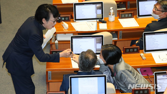 [서울=뉴시스] 장세영 기자 = 김진애 열린민주당 의원이 4일 서울 여의도 국회에서 열린 본회의에서 찬성 토론을 끝내고 동료 의원들의 응원을 받고 있다. 2020.08.04. photothink@newsis.com