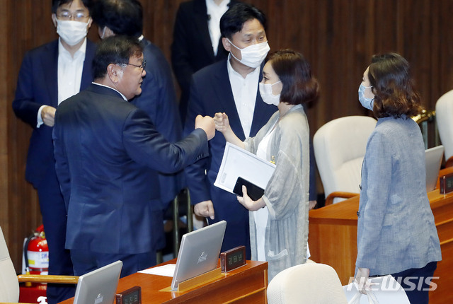 [서울=뉴시스] 최동준 기자 = 김태년 더불어민주당 원내대표가 4일 서울 여의도 국회에서 공수처 후속 법안, 부동산 관련 세법 개정안 등에 대한 본회의를 마친 후 유정주 의원 등 동료의원들과 주먹인사하고 있다. 2020.08.04.  photocdj@newsis.com