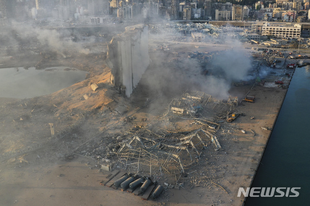 [베이루트=AP/뉴시스]드론으로 촬영한 사진에 5일(현지시간) 레바논 베이루트 항구 폭발로 파괴된 저장창고 사일로가 잔해와 파편 속에 주저앉아 있다. 2020.08.05.