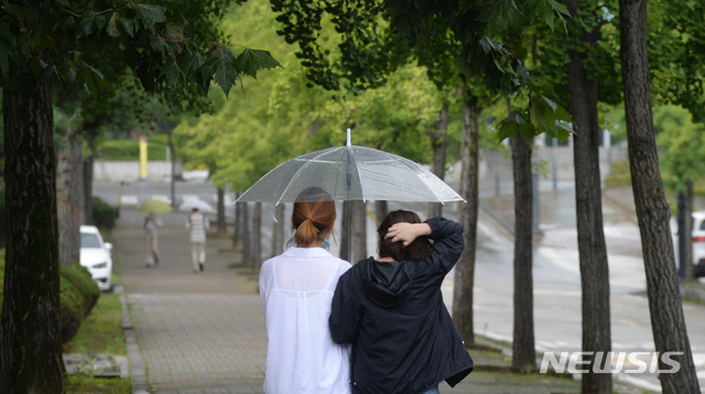 [전주=뉴시스] 김얼 기자 = 장마가 이어지고 있는 5일 전북 전주시 전북대학교에서 학생들이 우산으로 비를 피하며 교정을 지나고 있다. 2020.08.05. pmkeul@newsis.com
