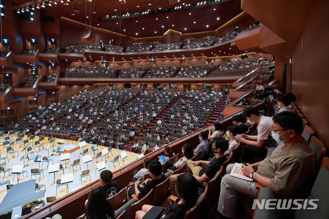 [서울=뉴시스]인천시립교향악단이 지난 6일 오후 7시30분 2020 교향악축제의 일환으로 공연을 열었다.(사진=예술의전당 제공)2020.08.07 photo@newsis.com 