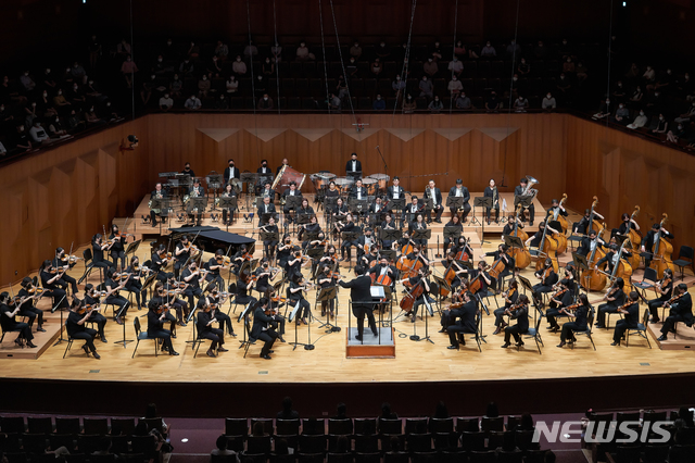 [서울=뉴시스]인천시립교향악단이 지난 6일 오후 7시30분 2020 교향악축제의 일환으로 공연을 열었다.(사진=예술의전당 제공)2020.08.07 photo@newsis.com 
