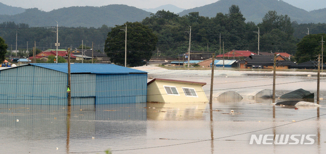 [남원=뉴시스] 김얼 기자 연이은 폭우로 전북지역에 호우경보가 발령된 8일 전북 남원시 금지면 용정마을 인근에 제방이 무너져 내려 마을 전체가 침수돼 있다. 2020.08.08 pmkeul@nawsis.com 