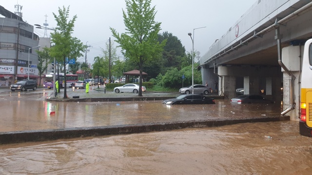 [광주=뉴시스] 구용희 기자 = 광주 지역에 기록적 폭우가 이어지는 가운데 8일 오전 북구 오치동 주변 도로가 침수된 모습. 2020.08.08.(사진 = 독자 제공)persevere9@newsis.com 