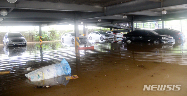 [전주=뉴시스] 김얼 기자 = 연이은 폭우가 쏟아져 내린 8일 전북 전주시 완산구 중화산동의 한 주차장이 빗물로 가득 차 있다. 2020.08.08.pmkeul@newsis.com