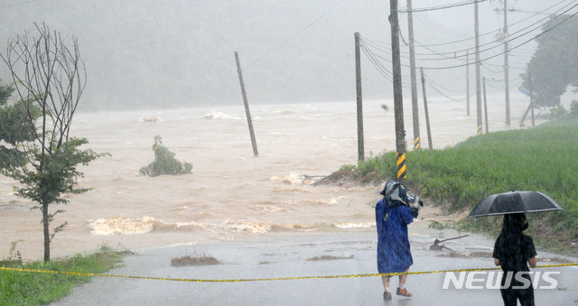 [임실=뉴시스] 김얼 기자 = 연이은 폭우로 전북지역에 호우경보가 발령된 8일 전북 임실군 덕치면 물우리 마을의 유일한 진·출입 도로가 빗물로 침수돼 있다. 2020.08.08.pmkeul@newsis.com