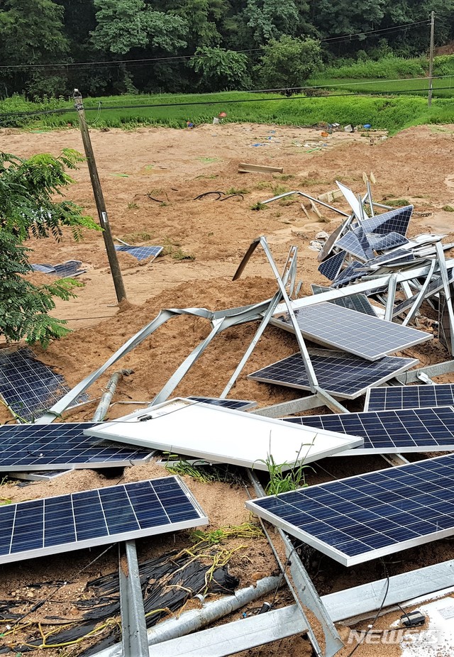 [제천=뉴시스]이병찬 기자 = 충북 제천 산비탈에서 설치했던 태양광발전설비가 8일 최근 내린 큰 비에 무너져 있다. 2020.08.09.bclee@newsis.com
