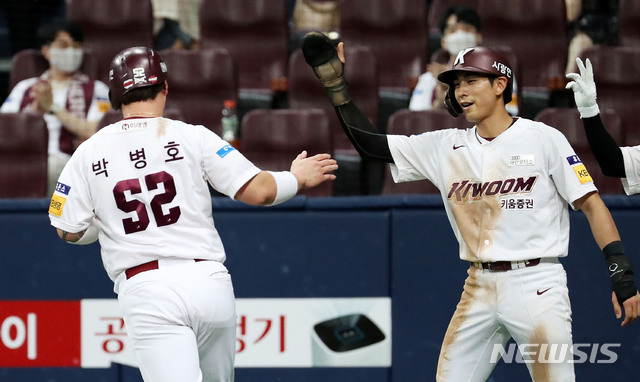 [서울=뉴시스]홍효식 기자 = 9일 오후 서울 구로구 고척스카이돔에서 열린 '2020 신한은행 SOL KBO리그' 키움 히어로즈 대 LG 트윈스의 경기, 4회말 1사, 2,3루 키움 김혜성이 2타점 적시타때 나란히 홈인한 3루 주자 이정후와 2루 주자 박병호가 기뻐하고 있다. 2020.08.09. yesphoto@newsis.com