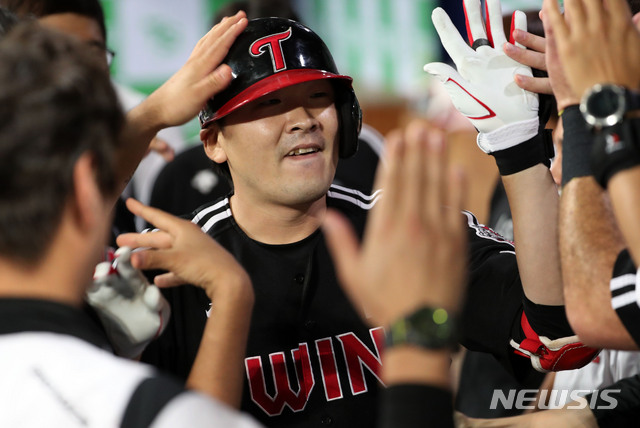 [서울=뉴시스]홍효식 기자 = 9일 오후 서울 구로구 고척스카이돔에서 열린 '2020 신한은행 SOL KBO리그' 키움 히어로즈 대 LG 트윈스의 경기, 5회초 2사 LG 이형종이 솔로 홈런을 친 뒤 더그아웃에서 동료들에게 축하받고 있다. 2020.08.09. yesphoto@newsis.com