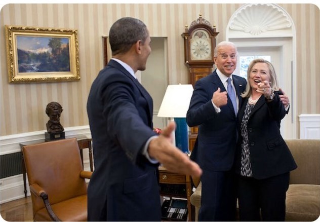 [서울=뉴시스]힐러리 클린턴 전 국무장관은 지난 4월28일(현지시간) 자신의 트위터에 올린 사진에서 조 바이든 전 부통령과 어깨 동무를 하고 환하게 웃고 있다. 앞엔 버락 오바마 전 대통령이 웃으며 그들을 바라보고 서 있다. 2020.8.11.
