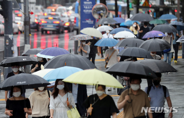 [서울=뉴시스] 이윤청 기자 = 지난 11일 서울 시청역 인근에서 시민들이 우산을 쓰고 걸어가고 있다. 2020.08.11. radiohead@newsis.com