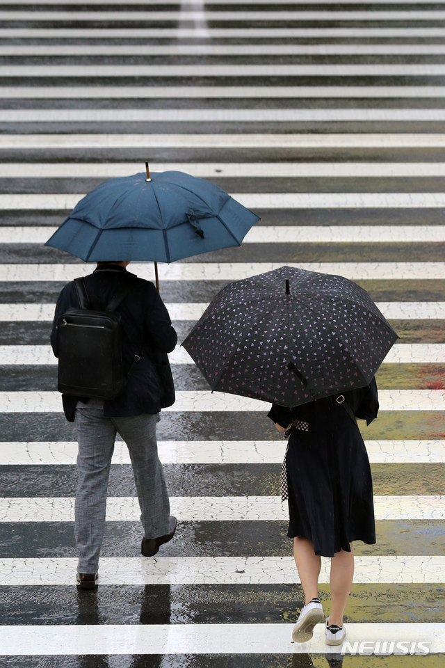 [서울=뉴시스] 이윤청 기자 = 장맛비가 49일째 이어지고 있는 11일 서울 시청역 인근에서 시민들이 우산을 쓰고 출근하고 있다. 2020.08.11.  radiohead@newsis.com