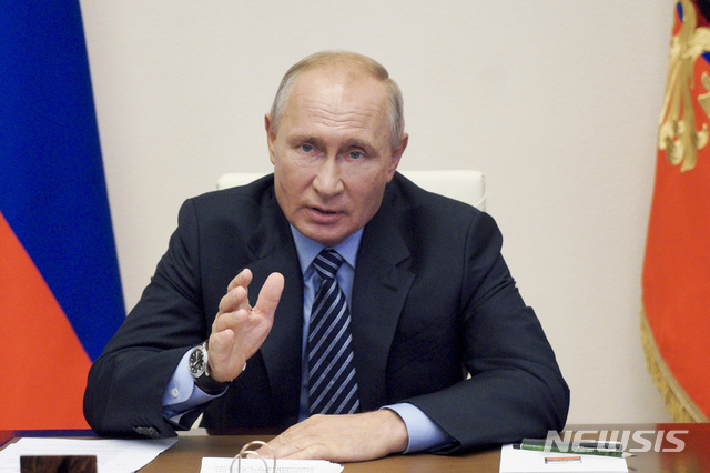 [모스크바=AP/뉴시스]블라디미르 푸틴 러시아 대통령이 7월 9일(현지시간) 화상 회의에 참석한 모습. 