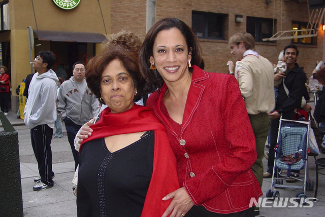 [AP/뉴시스] 미국 최초로 흑인 부통령 후보가 된 카멀라 해리스 상원의원이 2007년 어머니 시아말라와 함께 하고 있다. 사진은 해리스 캠페인조직이 제공한 것이다. 2020.08.12 