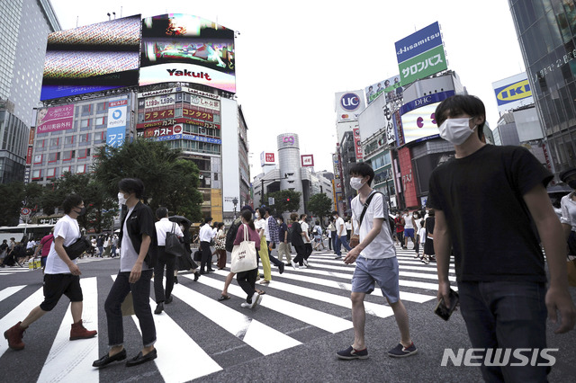 [도쿄=AP/뉴시스]13일(현지시간) 일본 도쿄 시부야에서 코로나19 확산 예방을 위해 마스크를 쓴 사람들이 건널목을 걷고 있다. 2020.08.13.