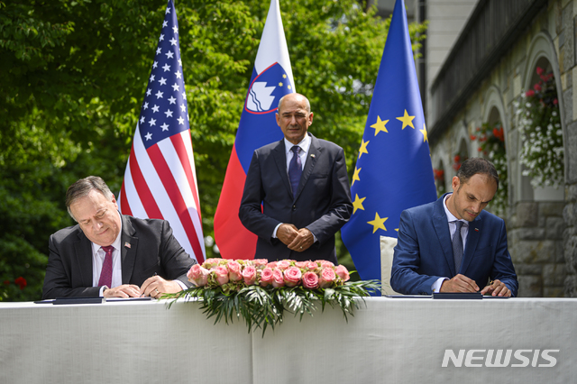 [블레드=AP/뉴시스]마이크 폼페이오 미국 국무장관(왼쪽)과 안제 로가르 슬로베니아 외무장관(오른쪽)이· 13일(현지시간) 슬로베니아 블레드에서 중국을 견제하기 위한 '5G 클린 네트워크 보안' 공동선언문에 서명하고 있다. 2020.8.14.