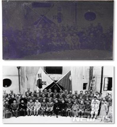 1940년 9월 충칭에서 열린 한국광복군 성립 전례식 사진을 신한민보에 싣기 위해 제작한 동판(위)과 사진