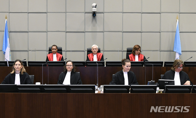 [레이드센담=AP/뉴시스] 18일 네덜란드 헤이그 인근에 설치된 레바논 레피크 하리리 전총리 암살에 괂란 유엔지원 특별재반부가 판결을 앞두고 데이비드 레 재판장 등 3인 재판부가 상석에 앉아 있다 
