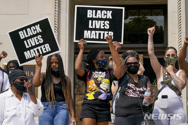 [커노샤=AP/뉴시스]24일(현지시간) 블랙라이브스매터(Black Lives Matter·흑인의 목숨도 소중하다) 시위대가 경찰의 흑인 상대 총격이 일어난 위스콘신 커노샤에서 집회를 열고 있다. 2020.08.25.